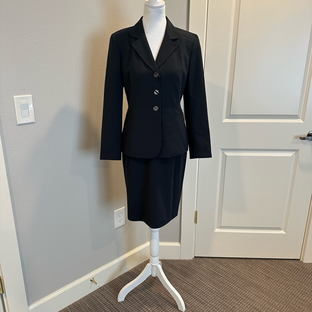 Elegant Gray Women's Blazer and Skirt Set